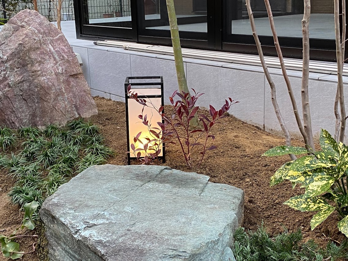ガーデンルームのある和の趣の回遊庭園